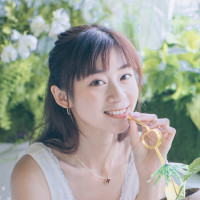 若穎 S0004415 : Hello,我是若穎
1.從2018開始接觸人像外拍到現在已有超過5年的經驗
2.本科唸幼教系，當過三年的幼兒園老師，有親和力且能夠有效夠通
3.在美國當中文老師三年，可以用英文接待國外賓客