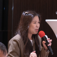 Jocelin S0004420 : 我是 Jocelin，具備豐富的舞台實戰經驗，曾規劃並主持超過 50 場婚禮與春酒&餐會尾牙樂團演出，並參與藝人專場演唱會的幕後籌備。
過去從市級語文競賽閩南語朗讀常勝軍、校園司儀到各式競賽主持，多年的經驗，讓我擁有穩健的台風；以及能從容應對現場突發狀況的危機處理能力。
在幕後我同時擔任藝人小編，經營社群、視覺美編與影片剪輯。