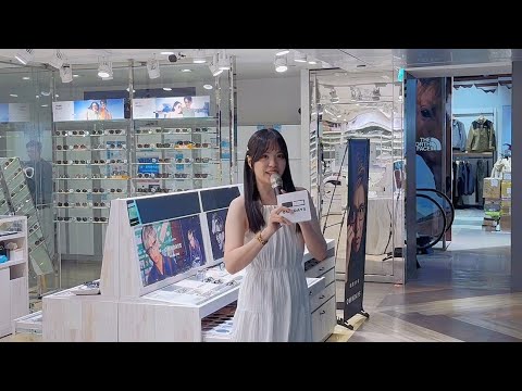 OWNDAYS百貨櫃旁主持