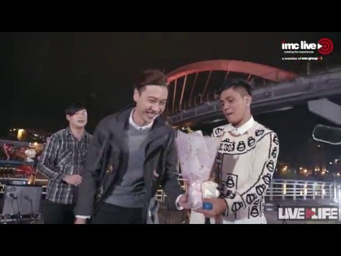 下禮拜就要過年咧~
總算要放假了！！！阿斯！！！
情人節跟過年接連著，真是令人荷包大失血阿！
到底該如何精心策畫「求愛大作戰」咧？

說故事前，小米酒先來一杯~
Pafeli ko kaolah'ay no kayoing
阿美族語”給我一次機會愛你，女孩”
這首歌的故事來自於一個可愛的部落少年，他愛戀著一位可愛的女孩
遲遲不敢提起勇氣告白
於是寫下了這首歌將不敢說出的愛慕之意用唱的！
獻給心愛的女孩～
但最後到底有沒有成功？就讓我們看下去……
掌聲熱烈歡迎──Mace'pa樂團

↘點擊影片右下角「HD」圖樣，享受高清畫質！
↘更多【LIVE IS LIFE生活・現場】，請點：https://goo.gl/UhOHEg