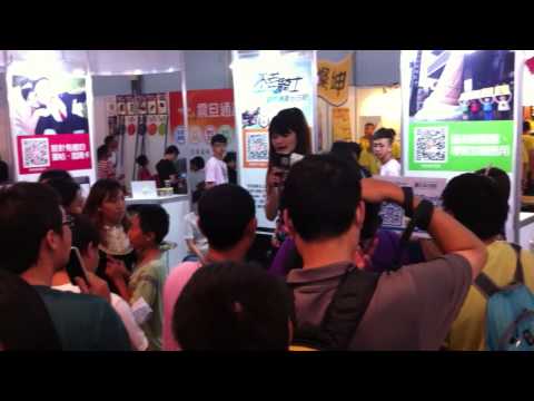 大家為了拿到禮物真的很好控制XD
當主持活動最大樂趣就是和民眾互動時的歡樂感~~