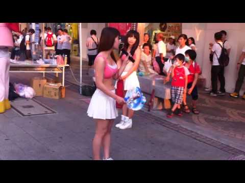 7月跳跳在炎熱的中午西門町者持遠百舉行的聯名活動，
這一次請到兩位熱情的DANCER
其中一位像米可白另外一位像隋棠~兩大美女壓~~^^