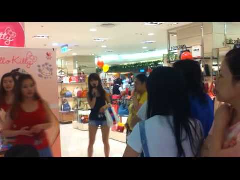 7月在站前新光主持華歌爾內衣活動~
華歌爾祭出玩遊戲送冷洗精~免費大放送~
主持人如果有路過這樣的活動也會想來參與~