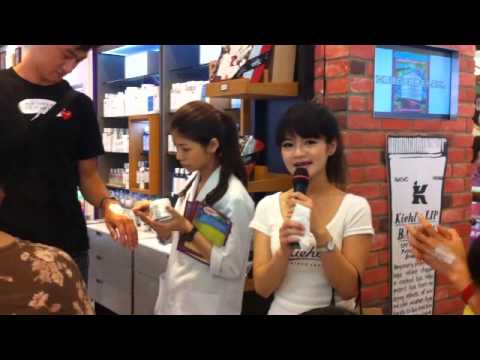 第一次和魔術師合作~這次的魔術師是大帥哥徐文懋
很有喜感而且還曾在中視魔術達人秀前進前八強哦^^
面膜的功力真的很強大~粉刺全部清光光~看得我都想買了哈哈~