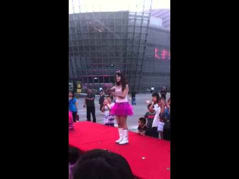 桃園風大，兩天主持好好熱鬧，順便逛了園遊會，
舞台棚子吹走了~
5/18 邀請到彤彤姐姐，
5/19 米可白姐姐

近距離看到兩位美女感覺很棒哦~!