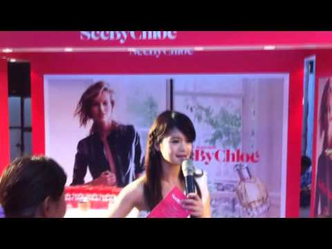 20134/20 seebychloe最後一場主持，
因為雨停的關係晚上六點比人潮比下午還多很多，這一場人潮較多，
也因為最後一場我更認真的想把今天的主持精華都集中在裡面，
只是因為手機記憶體滿了，沒有把後面片段錄好，
開頭時也因為手機一直有人打來中斷錄影，所以很遺憾地只錄到中間，
這一場整整講了20多分，每場的最高潮都在消費者想抽500元的免費香水而被期待，
當然等待是值得的，有位媽媽還特地回家放完今天購物的商品特別再跑來新光，
今天發生最有趣的就是問習慣噴香水的部位時，現場有女孩跟我說噴香水的部位在腋下，
真是太特別的答案了XD 掌聲給他鼓勵鼓勵~!

香水主持是很有趣的經驗，也是第一次和一堆專櫃都是帥哥共事的經驗，
SEEBYCHLOE每次都送出大成本的針管香水給消費者~希望下次朋友看到有主持人在宣傳促銷時~不要忘了停下你的腳步，因為即將有免費的小禮物可以拿唷!