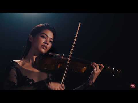 2018「青春焠鍊三部曲」的首波主打《初聲 New Born》正式發行
♫KKbox:https://goo.gl/U5HuFn
♫iTunes:https://goo.gl/5EJTrb

康妮媚Facebook：https://goo.gl/xzX3gY

《初聲New born》
演奏：康妮媚Connie Mae
主演：康妮媚Connie Mae

Producer 製作人：曾俞璇Cosine
Mixing Engineer 混音工程師：林尚伯Ten
Recording Studio 錄音室：玉成錄音室
MV製作：齊石傳播

擁著古典優雅的底藴
奏出內心灼熱叛逆的聲音
這就是她     也可能是妳
她叫妳勇敢 讓心中的女王釋放

「青春焠鍊三部曲」的首波主打「初聲」，隨著這支EP單曲的誕生，康妮媚終於將音樂的本能、最原始純粹的熱愛釋放，此曲改編自史麥塔納《我的祖國》中第二樂章《莫爾島河》，原本生動活潑的波希米亞風情，在康妮媚的重新詮釋下，賦予它新的生命。她將小提琴最原始的聲音融合節奏強烈的電音元素，流動在古典與電音間，這樣的結合讓人聽覺上癮。
康妮媚在音樂這條路上曾經徬徨、迷惘，直到現在她找回自我，能更勇敢做自己，心底叛逆的聲音徹底解放，她，在經過焠鍊後，已在音樂裡做自己的女王。