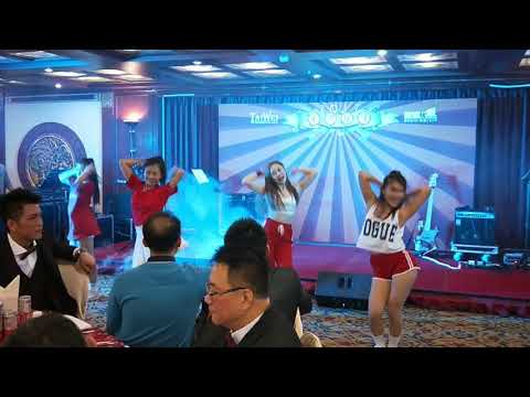 馬妹為自1:15開始，左邊數來第五個綁馬尾
